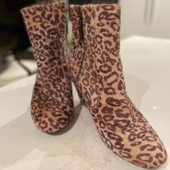 Super cool leopard print ankle booties - Picture 1 of 9